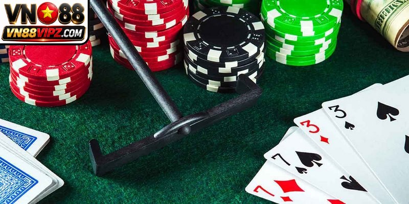 Rake là gì là khoản phí dịch vụ hoặc phí bàn cược mà người chơi phải chi trả